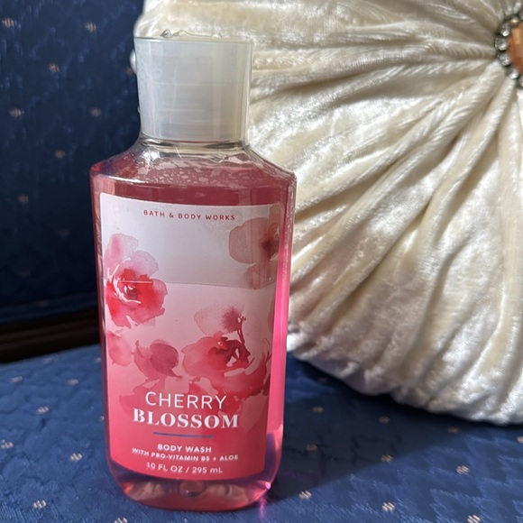 BATH & BODY WORKS SET. . . CHERRY BLOSSOM SCENT - Picture 5 of 6